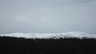 Synnfjellet sett fra sør. Spåtind til venstre, Høgkampen til høyre.