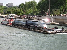 Une motrice et une remorque de la rame 4402 en parade sur la Seine après le record, en mai 2007.