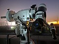 Un telescop refractor pe o montură automată ecuatorială / azimutală (vedere spre sud-vest)