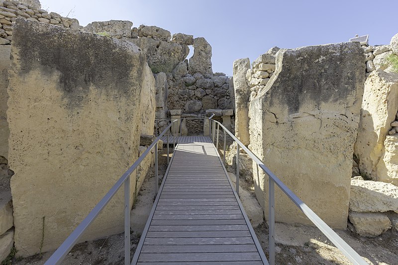 File:Templo de Ġgantija, isla de Gozo, Malta, 2021-08-23, DD 25.jpg