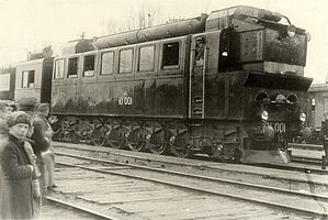 全球第一型实用柴油机车——Eel2型柴油机车（俄语：Ээл2）。其被苏联铁路用于长途运输，为电力传动柴油机车。照片1924年拍摄于基辅。