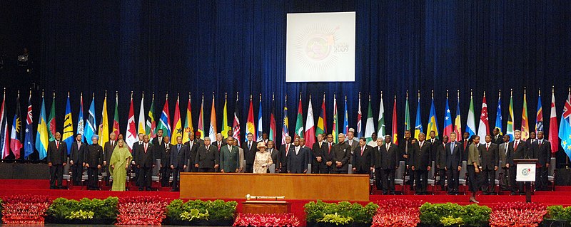 File:The Heads of Commonwealth countries with the Queen Elizabeth II for a group photograph before the inauguration of the CHOGM 2009, at Port of Spain on November 27, 2009.jpg