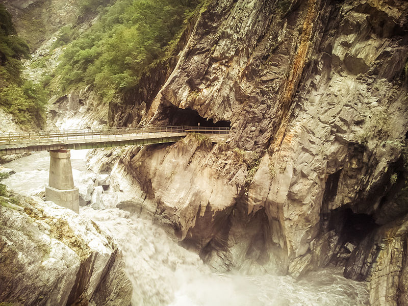 File:The rushing torrent at Baiyang waterfall (12608546753).jpg