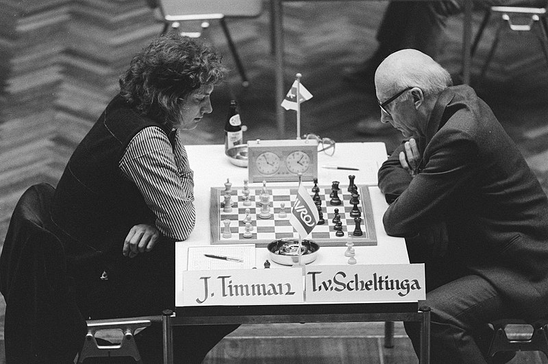 File:Timman (l) speelt de eerste ronde tegen Theo van Scheltinga, Bestanddeelnr 932-5627.jpg