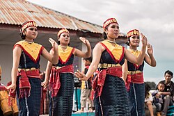 Indonezietės, šokančios batakų šokį tor-tor