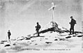 Skieurs devant la croix en 1900.