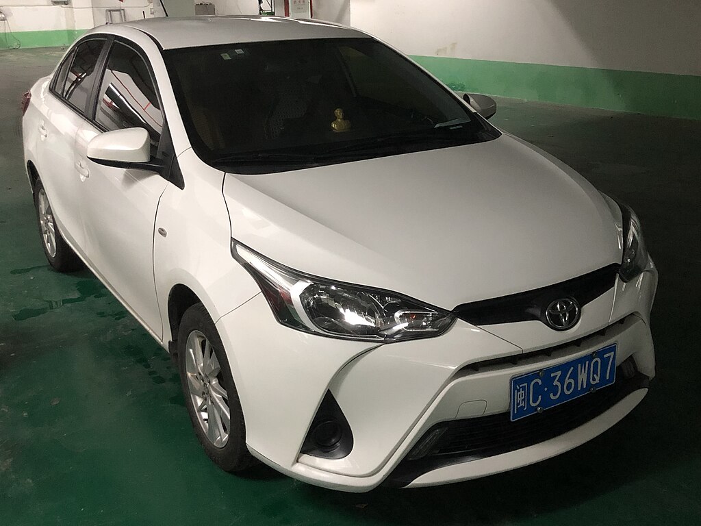 Toyota Yaris L sedan Shishi 01 2022-05-25