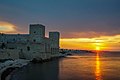 O castelo visto com a paisagem ao pôr do sol.