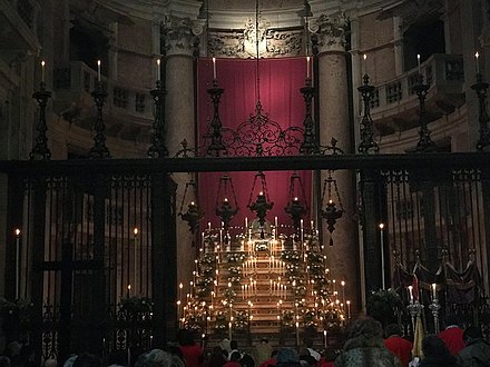 Eucharistic adoration in the Royal Basilica of Mafra, Portugal, on Maundy Thursday – Royal and Venerable Confraternity of the Most Blessed Sacrament of Mafra.