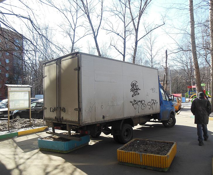 File:Truck graffiti khimki.JPG