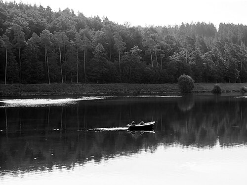 Angler in der Dämmerung am Twistesee Hessen