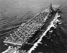 L'USS Essex à la mer en mai 1943, avec sur le pont d'envol, 24 “Dauntlless”, 11 “Hellcats” et 18 “Avengers”.