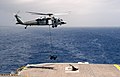 Een MH-60s Seahawk zet een USMC M327-mortier op het amfibisch transportschip USS Bataan (LHD-5)
