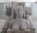 Vier Jahreszeiten, Skulptur von de:Ursula Stock, Sandstein, Steinguß, Höhe 80 cm (ohne Sockel), 1983, Stuttgart-Untertürkheim, Widdersteinstraße 1.