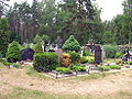 Gyvenvietės centre, šalia bažnyčios, yra kapinės