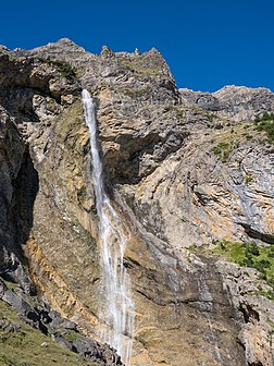 Le Cinca, en cascade dans le cirque de Pineta (Aragon). (définition réelle 3 448 × 4 592)