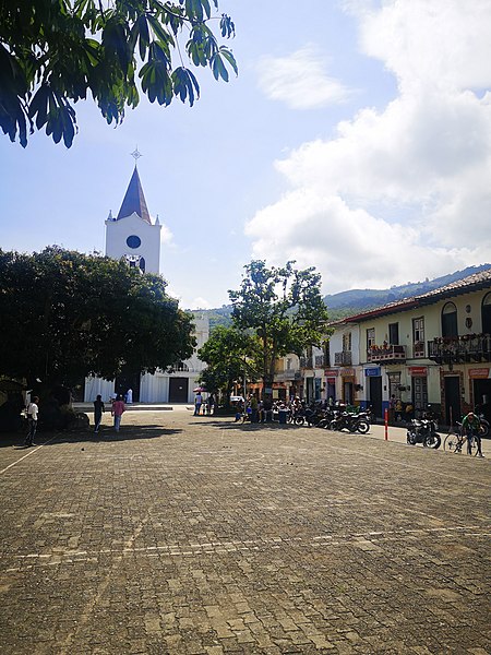 File:Valparaíso, Antioquia - entorno del parque.jpg