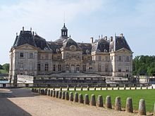 Rhythmic massing of the entrance front of Vaux-le-Vicomte (Source: Wikimedia)