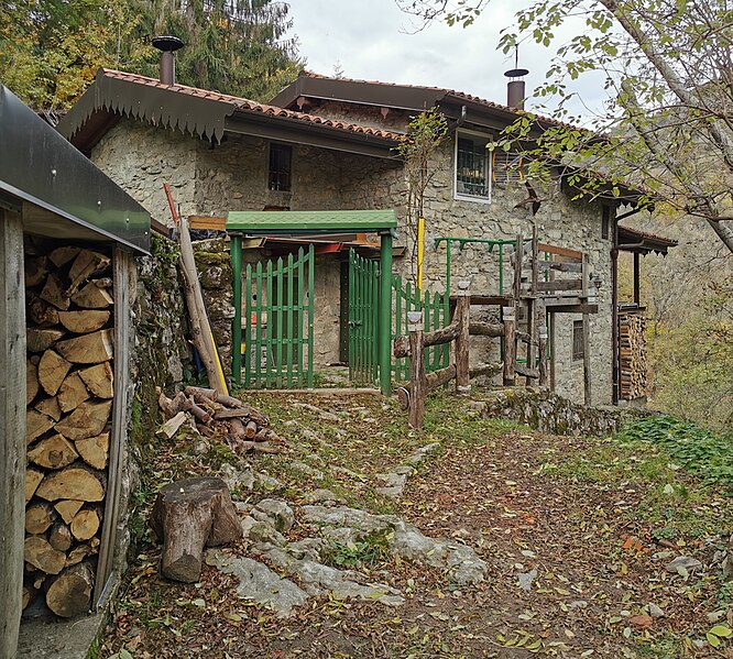 File:Via Aga 1 - Edificio in località Stella Alpina (Casalzuigno).jpg