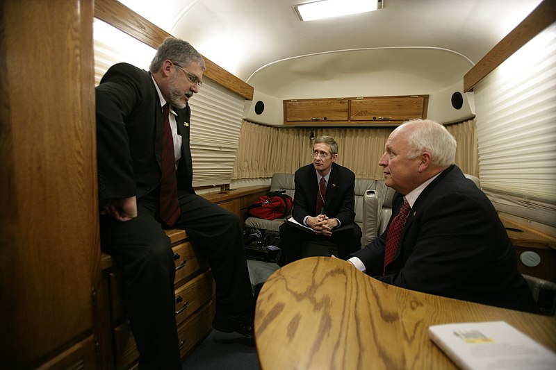 File:Vice President Cheney, David Addington, and John Hannah Talk in the "Silver Bullet" Stateroom Aboard C-17 Aircraft En Route to Oman (17984793683).jpg