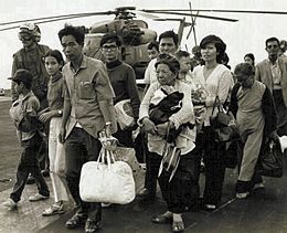 Vietnamesische Flüchtlinge auf US-Flugzeugträger Operation Frequent Wind.jpg