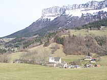 Pandangan ke arah kampung dengan latar belakang Mont Granier.