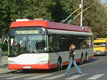 Ein Solaris-O-Bus und sein Konkurrent, die Maršrutka