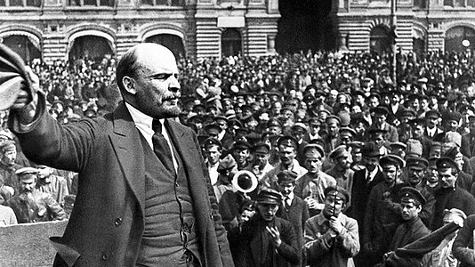 Lénine s'adressant au peuple russe, lors de son arrivée au pouvoir.