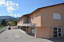 Una escuela, con el patio de recreo.