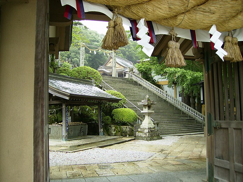 File:Warei-jinja through Gate.JPG