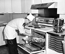 Wing Luke na cozinha, por volta de 1963.jpg