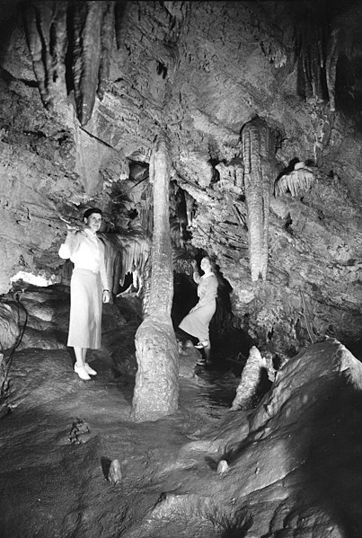 File:Women exploring the Oregon Caves 2.jpg