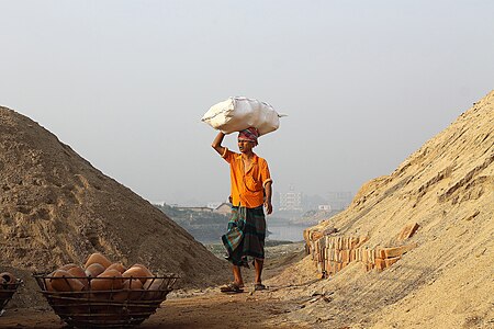 ไฟล์:Worker,_Dhaka,_Bangladesh.jpg