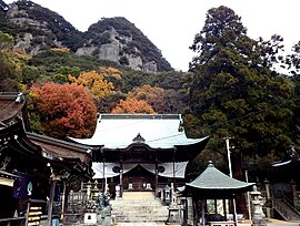 八栗寺 本堂と五剣山