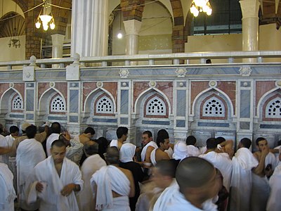 Pilgrims visiting the well of Zamzam.