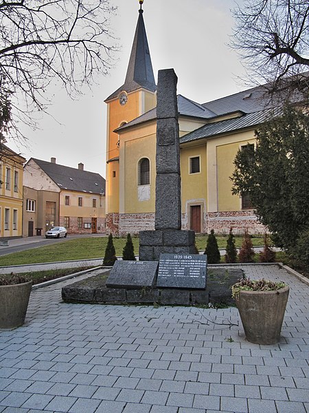 File:Zborovice, pomník.jpg