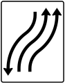 Zeichen 512–22 Verschwenkungs­tafel – mit Gegenverkehr – Verschwenkung nach rechts zweistreifig in Fahrtrichtung und einstreifig in Gegenrichtung