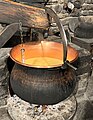 Traditionelle Herstellung von Ziger im Freilichtmuseum Ballenberg. Die Molke wird zuerst auf ca. 90 °C erhitzt.