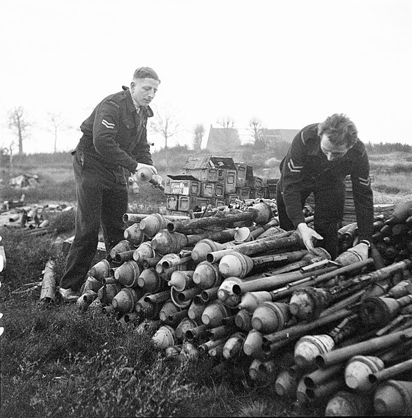 File:Zuid-Nederland. Reportage over de gevaren van mijnen en achtergelaten munitie vo, Bestanddeelnr 901-2845.jpg