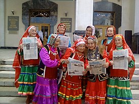 Читатели с газетой в руках