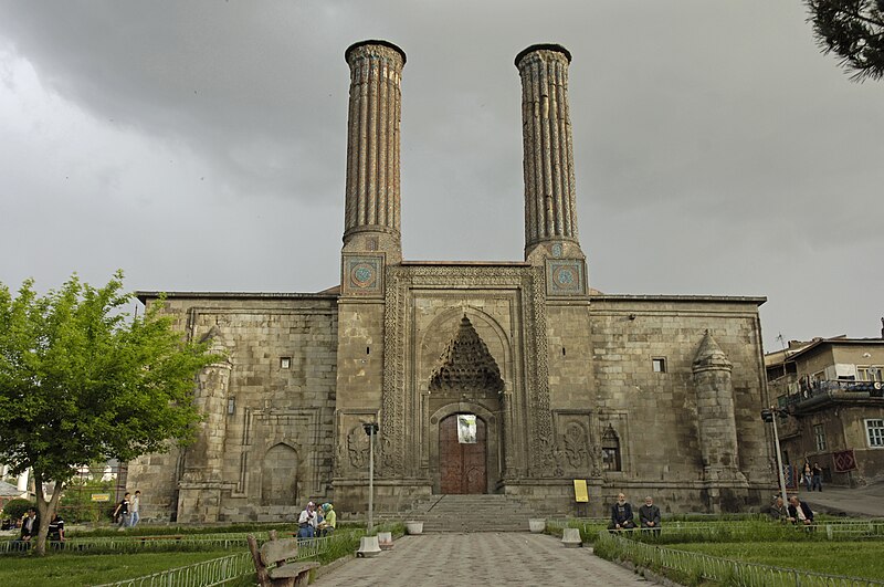 File:Çifte Minareli Medrese (Erzurum) Exterior front side in 2006 3278.jpg