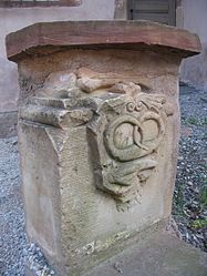 Fragment de pierre tombale sur le parvis