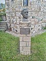 Бюст, посветен на ктитора Томе Серафимовски в двора на църквата „Свети Тома"
