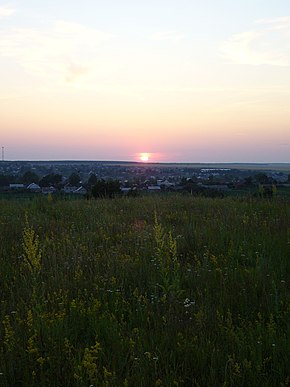 Panorama di Vadinsk dalla collina del monastero al tramonto.jpg