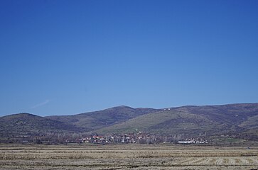 Поглед кон селото Соколарци од пругата кај Чешиново
