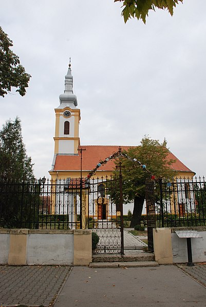 File:Српска православна црква Ваведења Богородице Бешка.JPG