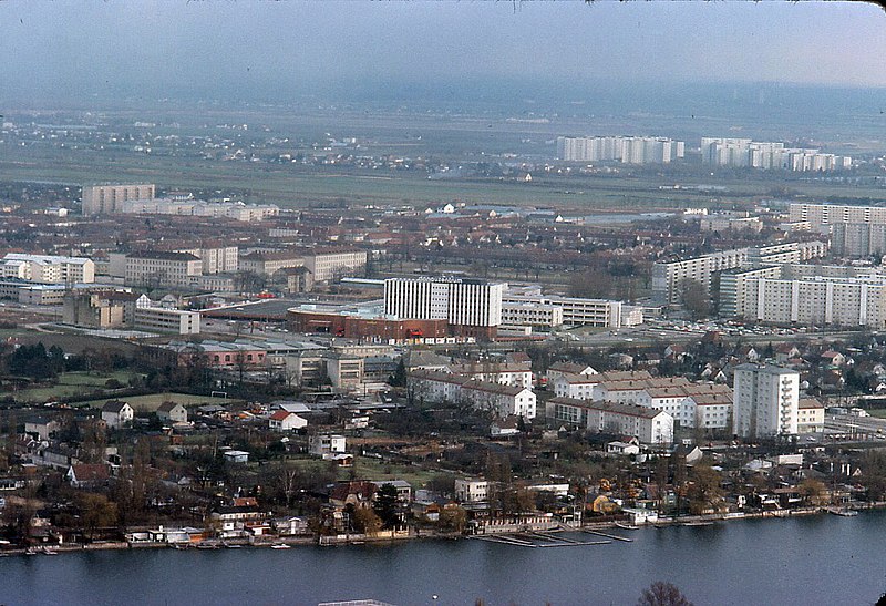 File:020R02240176 Von Donauturm, Bildmitte Donauzentrum 24.01.1976.jpg