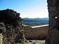 Panorama de la vega desde la Puerta de los Ojos en Moya (Cuenca), con detalle del muro.