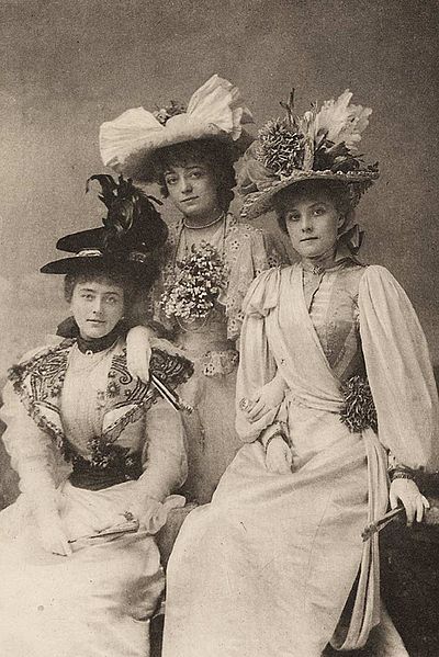 Gaiety Girls in The Geisha: Alice Davis (left), Blanche Massey (centre), Hetty Hamer (right)