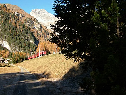 Southbound train heading for Preda Südwärts fahrender Zug auf dem Weg nach Preda